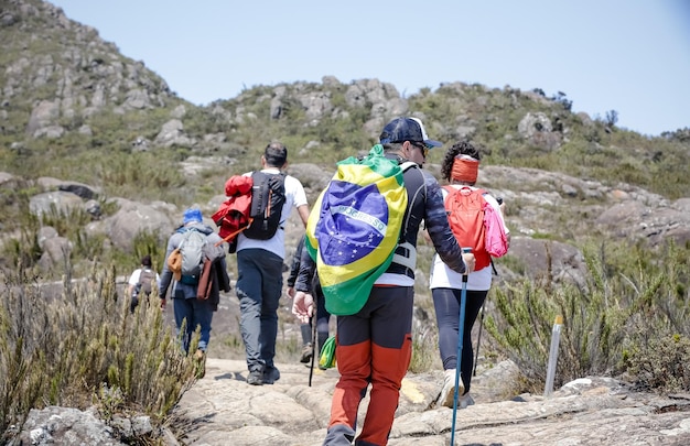 大規模なハイキングとバックパッキングでブラジルの最高峰を登る登山家。