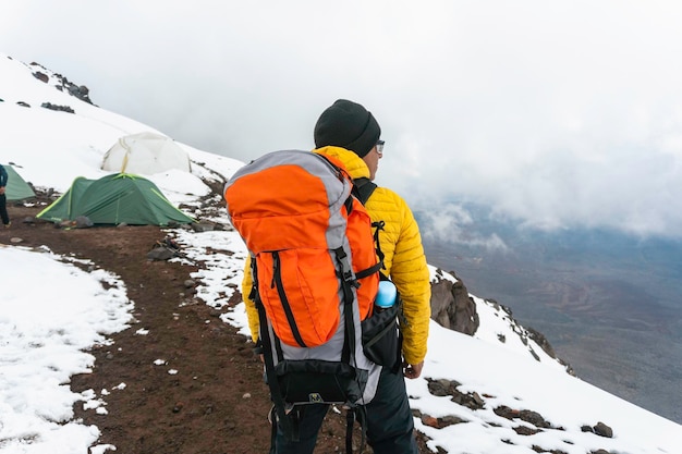 チンボラソ火山の高原の登山家