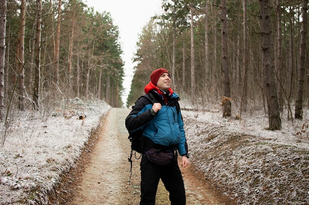 荒野で冬服を着てポーズをとる登山家