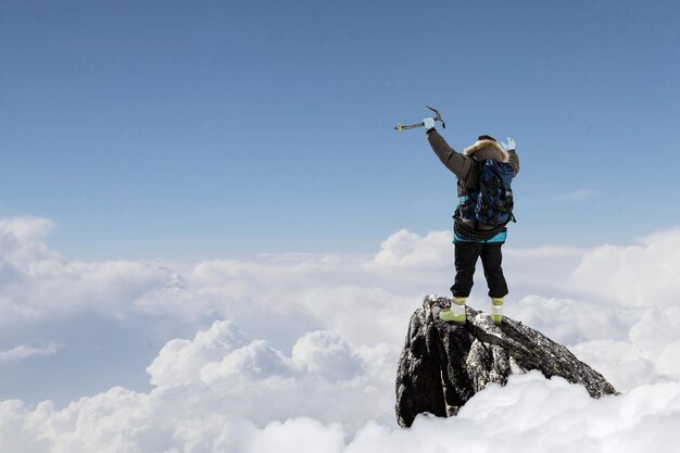 Foto alpinista pronto per l'avventura. tecnica mista