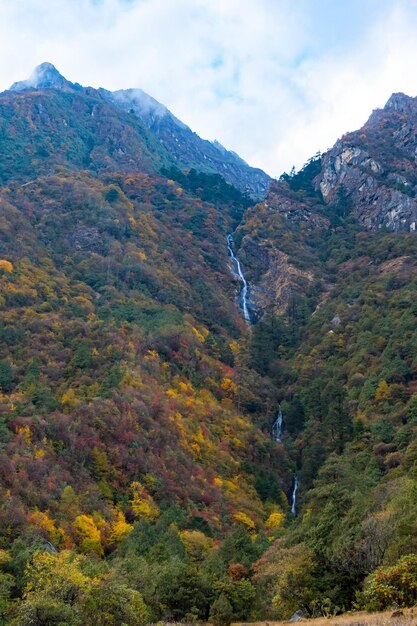 ネパールのタプレジャングにあるカンチェンジュンガベースキャンプに向かう途中のヒマラヤの山岳景色