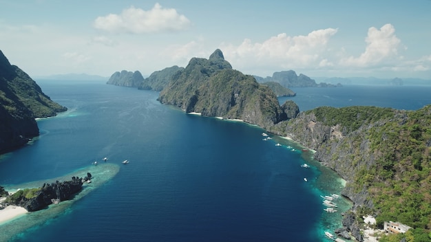 熱帯海湾の空中ショットで山岳島