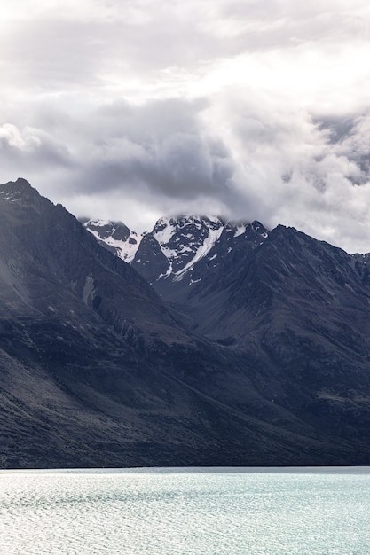 Il terreno montuoso vicino a queenstown sound island in nuova zelanda