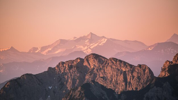 Photo mountains against sky during sunset