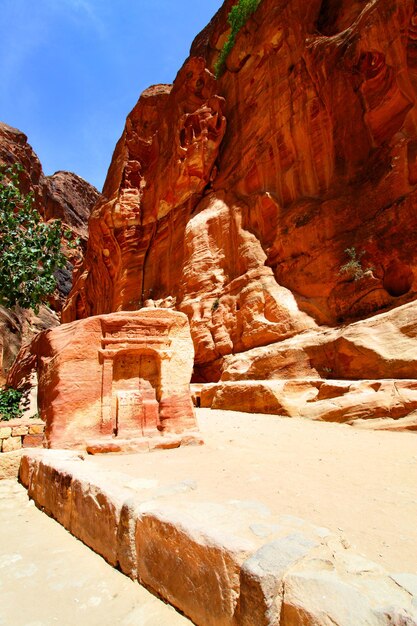 Foto montagne e antico santuario nabateo nella città di petra, in giordania