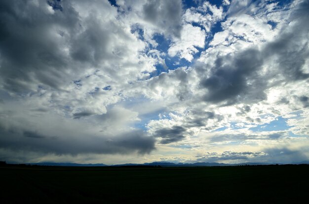 写真 山と多くの雲