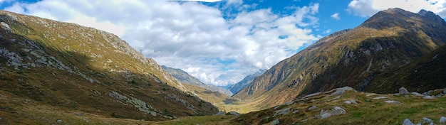 Foto le montagne sono in lontananza