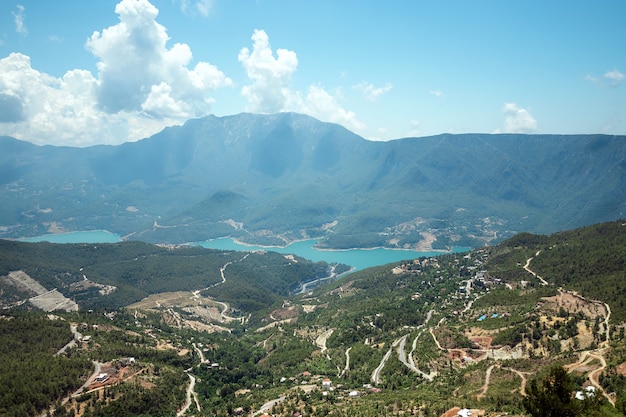 Montagne sullo sfondo del cielo azzurro, splendide viste, vacanze, riposo.