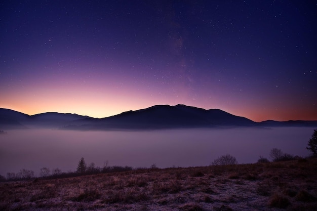 夜明け前の山々 空には夜明け、谷には霧