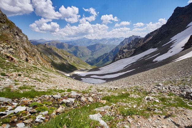 コーカサス山脈の山々は、アルヒズ山脈、ソフィア湖、登山、ハイキング、ハイキングです。夏のコーカサスの素晴らしい山々。大きな滝と深い青色の湖。屋外レクリエーション