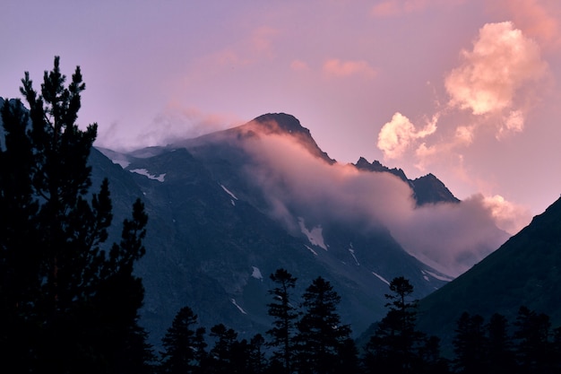 Le montagne del caucaso si estendono in arkhyz, il lago di sofia, l'arrampicata sulle montagne, l'escursionismo