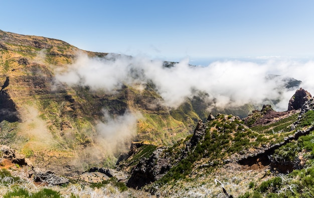 雲の風景の中の山