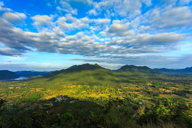 Photo mountains in clouds at sunrise in summer