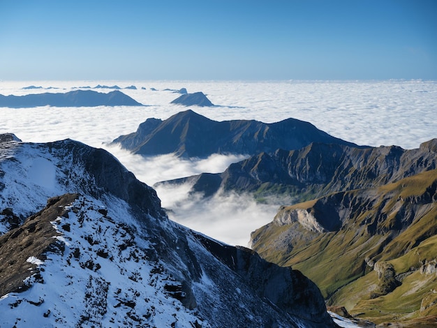 Горы и облака в долине Природный ландшафт высоко в горах Горный хребет сквозь облака Пейзаж в летнее время Фото большого разрешения для дизайна