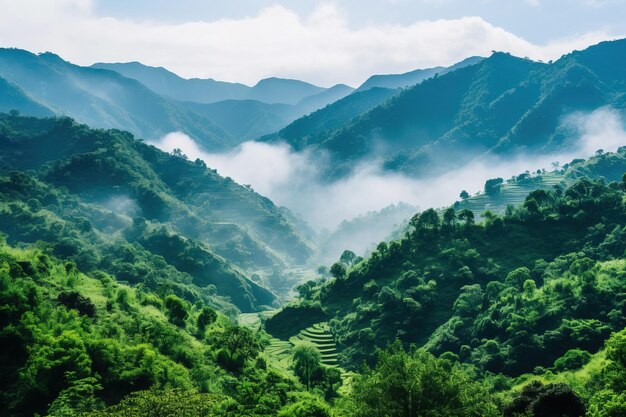 Photo mountains covered in clouds