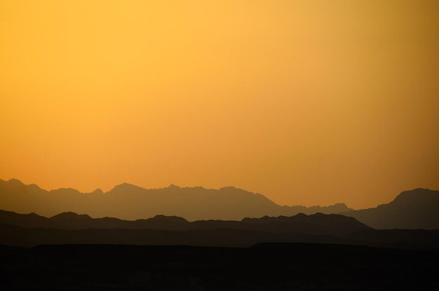 エジプトの砂漠の山々