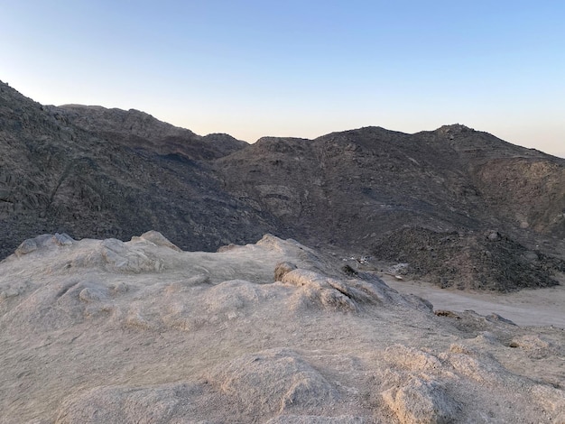 Горы в пустыне. На фото скалы в пустыне, Египет. Закатное небо.