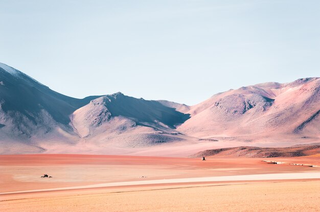 볼리비아 Altiplano 고원의 사막에 있는 산들