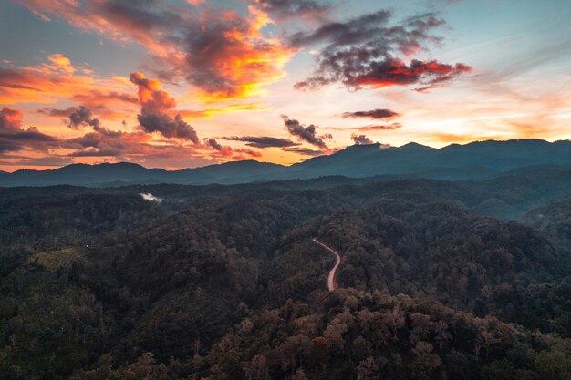 田舎の村の夕暮れの山と夕方の空