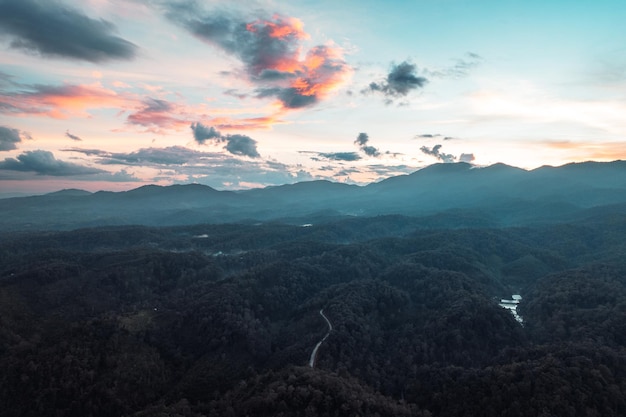 田舎の村の夕暮れの山と夕方の空