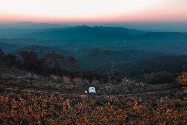 일몰 후 산과 숲, 일몰 산의 경치와 일몰 빛