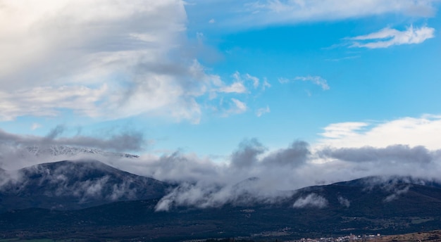 木々と雲に満ちた山