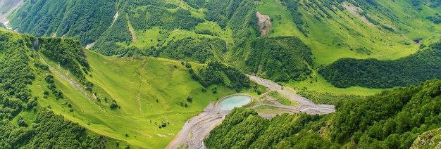 조지아의 산들과 산 강들.
