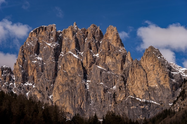 写真 イタリアのポッツァディファッサトレンティーノ近くのバレーディファッサの山々