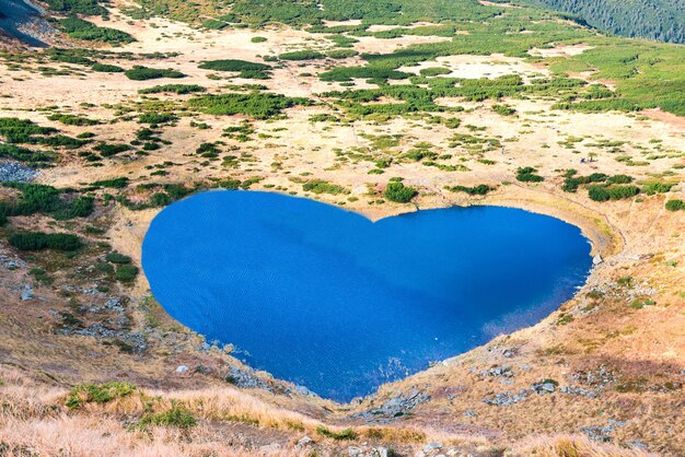 ハートの形をした青い水と山の湖