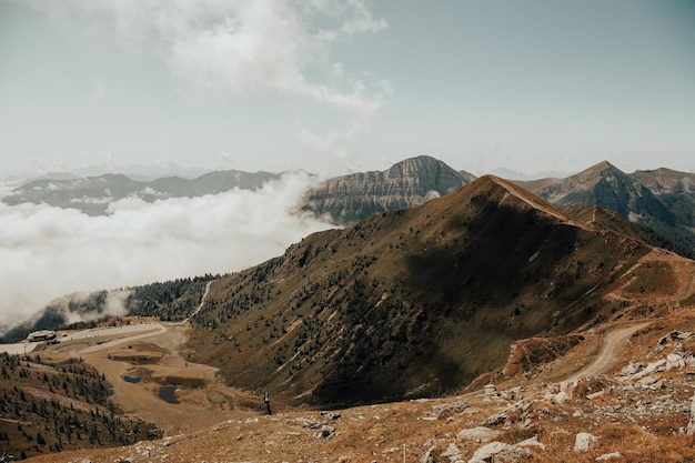 山の風景。雲の中の山頂