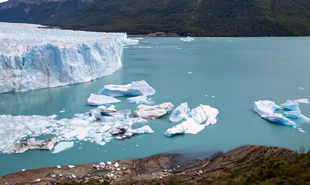 Foto paesaggio di montagne con neve e ghiaccio nel ghiacciaio patagonia argentina