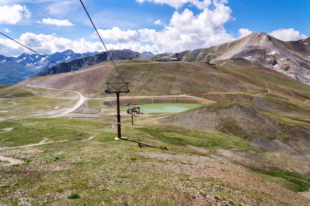 イタリアとスイスの国境にあるリヴィーニョ アルプスの山々 ラック サリン ケーブルカー駅から見る晴れた夏の日イタリア