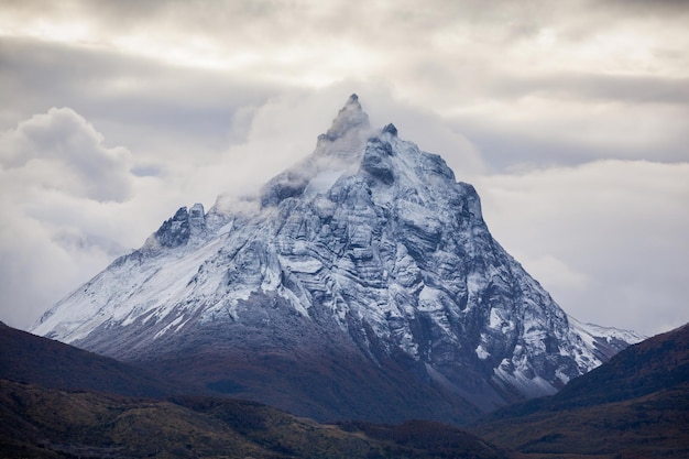 Montagne vicino alla città di ushuaia. ushuaia è la capitale della provincia della terra del fuoco in argentina.