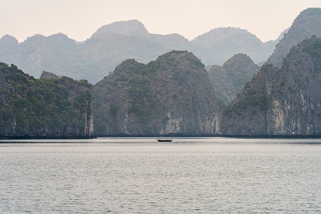 사진 물에 보트와 하롱 베이 산맥