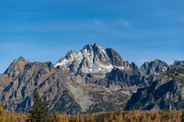 写真 strbske pleso 近くの秋のハイ タトラ山脈