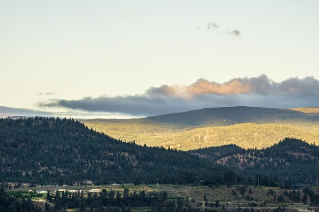 Okanagan 계곡의 산과 구름이 있는 푸른 하늘