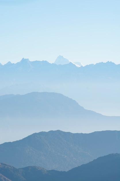 Photo mountains peaks in mist, blue shade of mountains, north sikkim, india