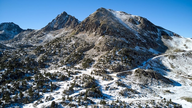 照片山脉在比利牛斯山覆盖着雪在冬天