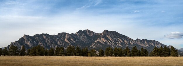 Горы возвышаются над равнинами панорама Flatirons в Боулдере Колорадо