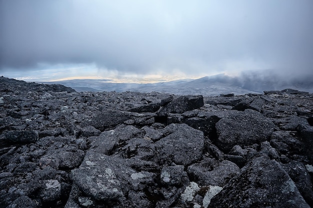 Montagne rocce pietre nebbia paesaggio, sfondo minimalismo