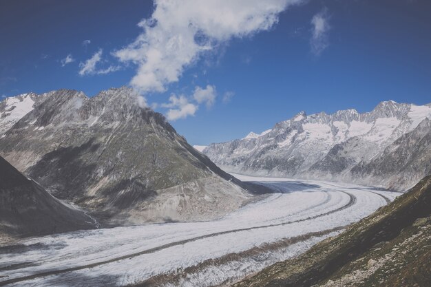 Горные пейзажи, прогулка по великому леднику Алеч, маршрут Aletsch Panoramaweg в национальном парке Швейцарии, Европы. Летний пейзаж, голубое небо и солнечный день