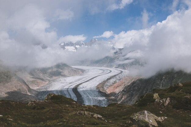 山のシーン、素晴らしいアレッチ氷河を歩き、スイスの国立公園、ヨーロッパのアレッチパノラマウェグをルートします。夏の風景、青い空と晴れた日