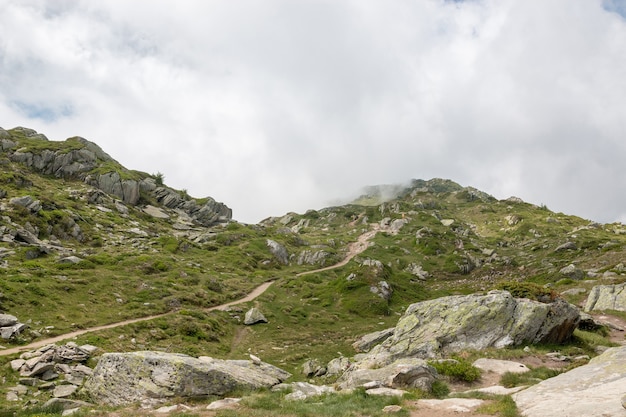 Горные пейзажи, прогулка по великому леднику Алеч, маршрут Aletsch Panoramaweg в национальном парке Швейцарии, Европы. Летний пейзаж, пасмурное небо и солнечный день