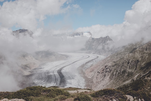 산 풍경, 위대한 Aletsch 빙하를 통해 산책, 국립 공원 스위스, 유럽에서 Aletsch Panoramaweg 경로. 여름 풍경, 푸른 하늘과 화창한 날