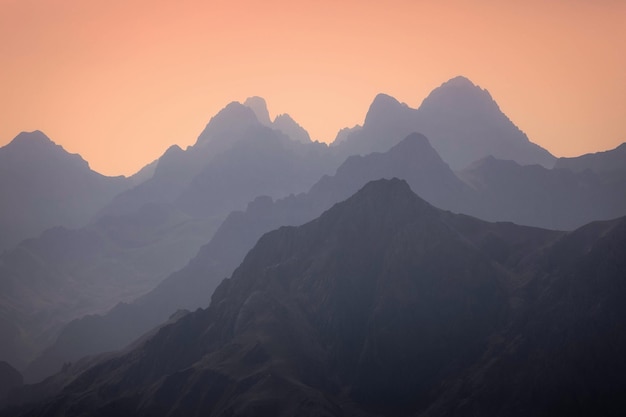 Photo mountains silouhettes during sunset