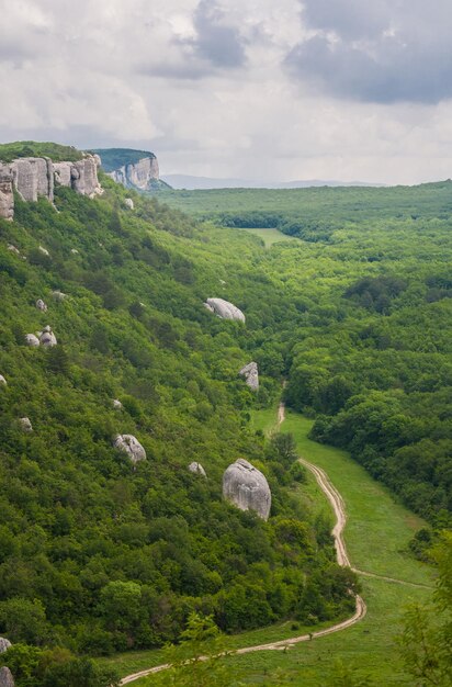 Небо гор и зеленые поля в Крыму