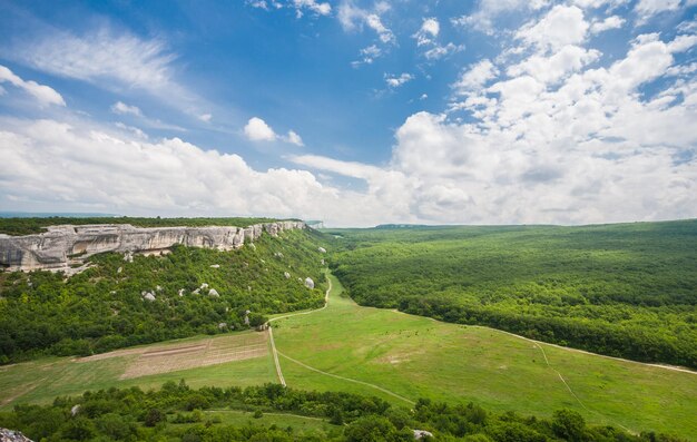 Небо гор и зеленые поля в Крыму