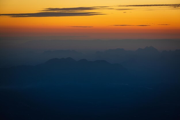 일출의 산과 하늘Phu Kradueng 국립 공원 태국에서 떨어지는 태양