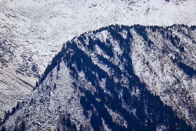 山の雪に覆われた山頂、抽象的な風景冬の景色