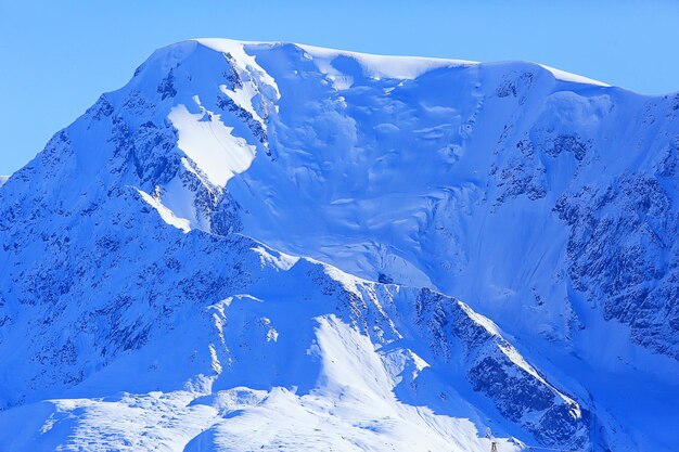 山の雪に覆われたピークの背景、風景ビュー冬の自然のピーク